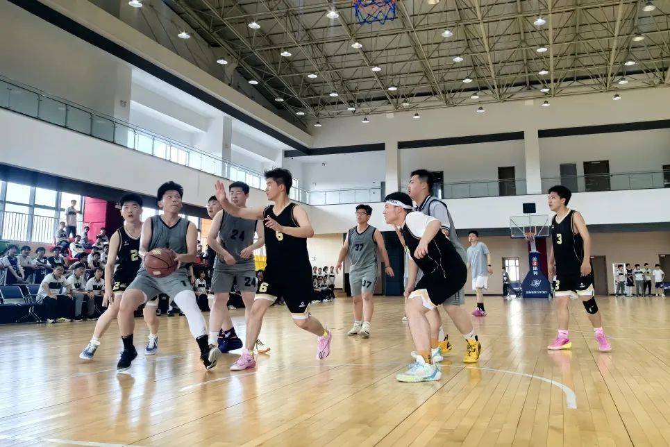 米兰体育-新晋篮球天才赛场上熠熠生辉，成为焦点