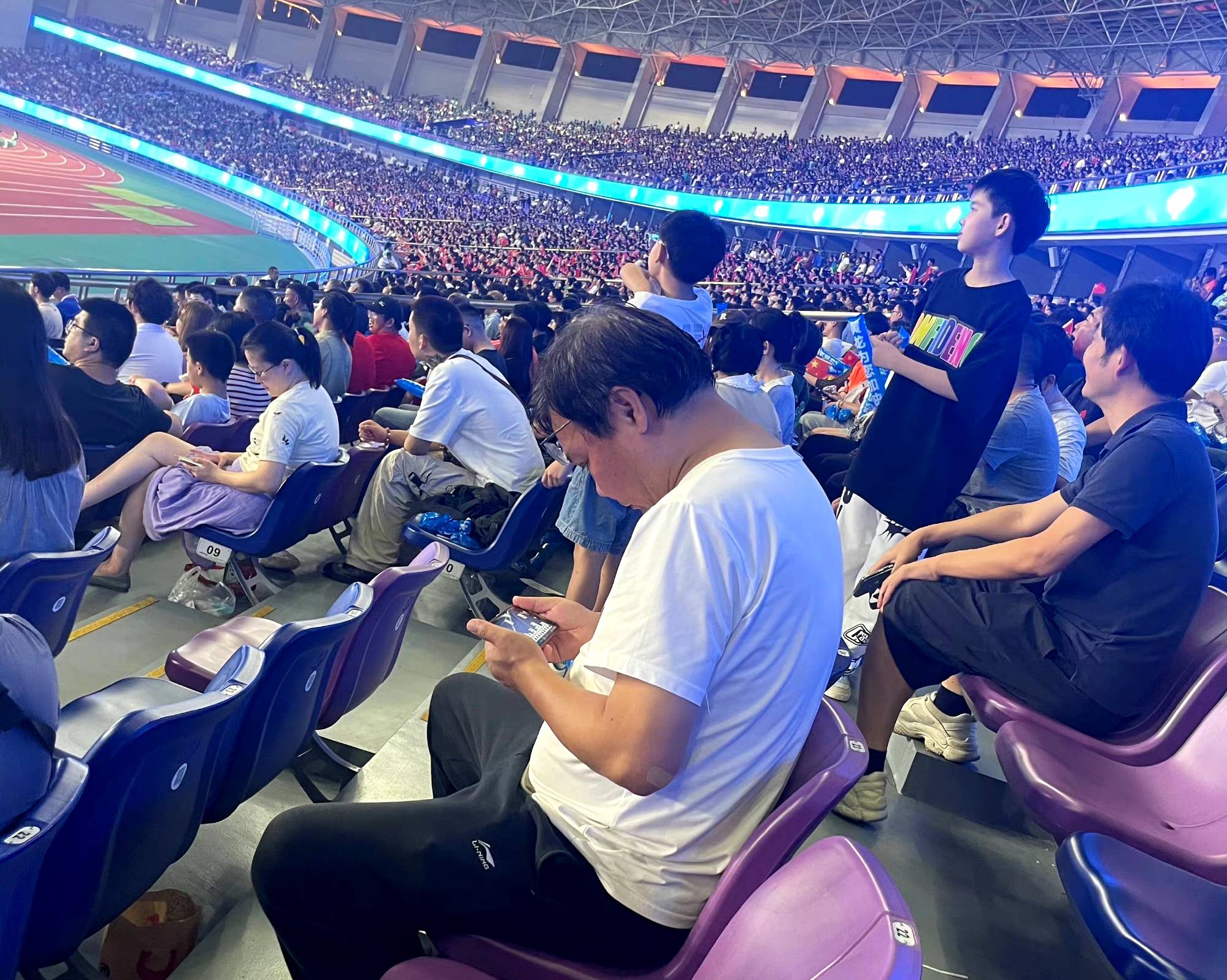精彩比赛吸引万千球迷，全程目不暇接