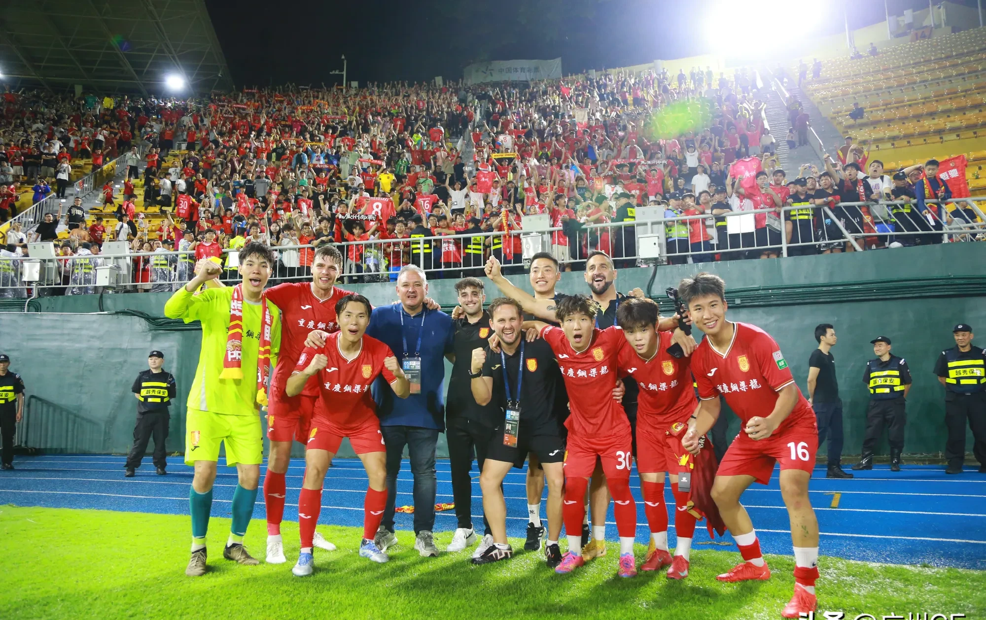 激烈足球比拼为观众带来无尽惊喜